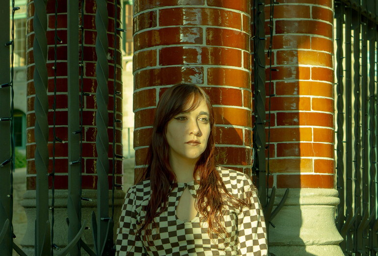 Manú presenta su primer single "Chau Chau My Love" y comienza su ...